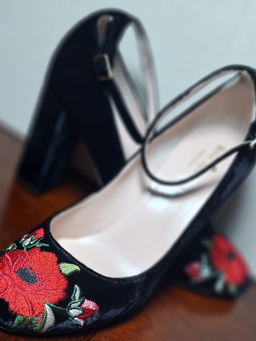 kate spade Black Velvet Grove Block Heels with Red Floral Embroidery Sz 8 Italy